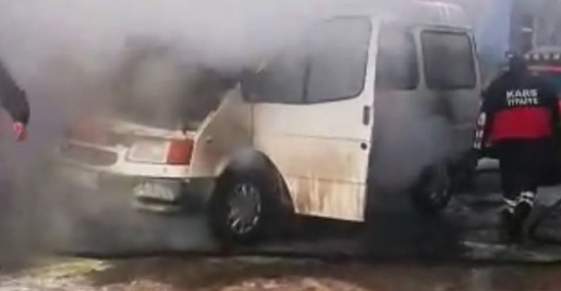 Kars'ta Donan Minibüs, Altında Ateş Yakılırken Alev Aldı