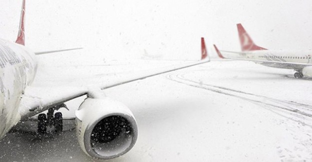 Kars'ta Yoğun Kar Yağışı Hava Ulaşımını Engelledi