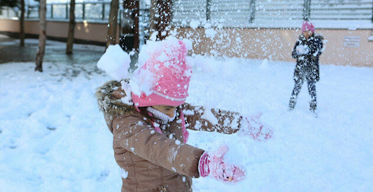 Kars'ta Yoğun Kar Yağışı Nedeniyle Okullar Tatil