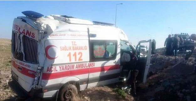 Kayseri'de Ambulans Devrildi: 3 Yaralı