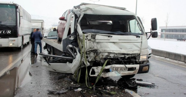Kayseri'de Çekici İle Otobüs Çarpıştı: 6 Yaralı