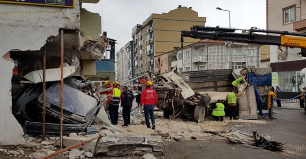 Kayseri'de Kamyon Binaya Daldı! 2 Kişi Hayatını Kaybetti