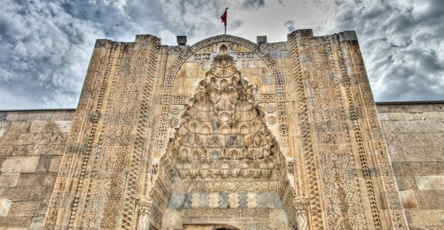Kayseri'deki 787 Yıllık Kervansaray, Tarihe Meydan Okuyor