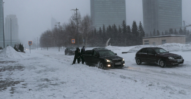 Kazakistan'da 724 Kişi Kar Esaretinden Kurtarıldı