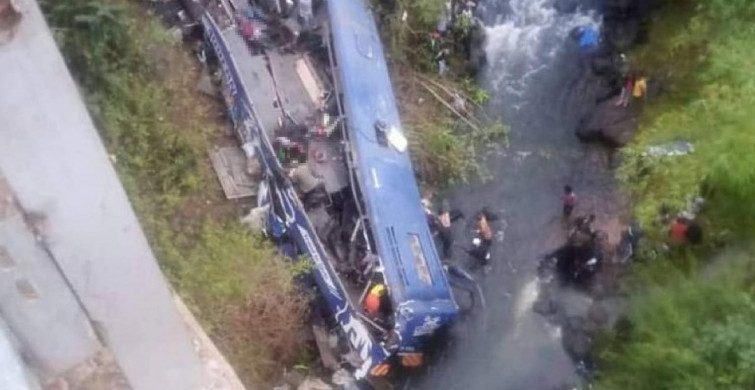 Kenya'da katliam gibi kaza! Yolcu otobüsü 40 metre yükseklikten nehre uçtu: 24 ölü