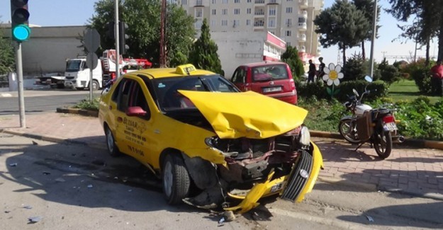 Kilis'te Trafik Kazası Sonucu 5 Kişi Yaralandı