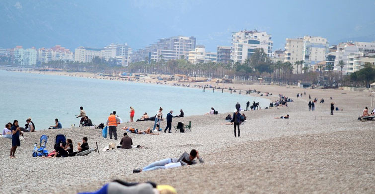 Kırmızı Kategoride Olan Antalya’da Sahil Yoğunluğu