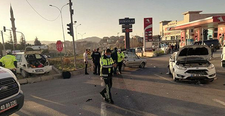 Kırşehir'de Zincirleme Kazada 4 Kişi Yaralandı