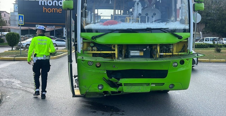 Kocaeli'de Halk Otobüsü ile Otomobil Çarpıştı: 4 Yaralı