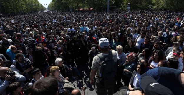 Komşu Ermenistan'da İşler Rayından Çıktı! Kadife Devrim Kuruldu!