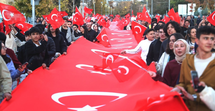 Konya'da 29 Ekim Kutlamaları: Cumhuriyet'in 101. Yılı Fener Alayıyla Coşkuyla Anıldı