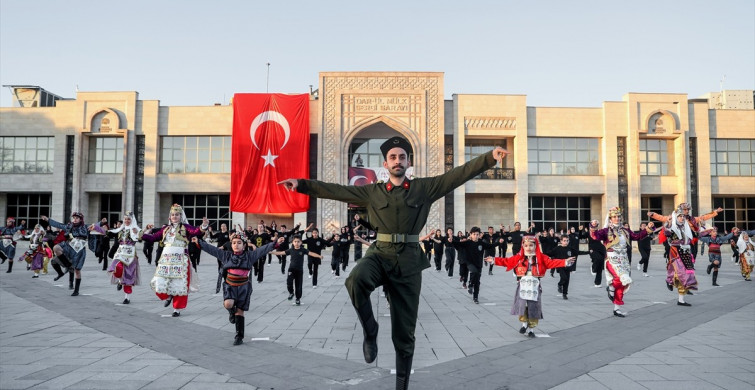 Konya'da Cumhuriyet Bayramı Coşkusu: 101 Zeybek Dansçısıyla Kutlandı