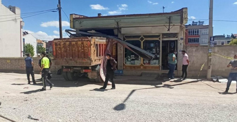 Konya'da Freni Patlayan Kamyon Dükkana Daldı