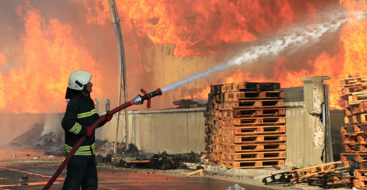 Konya'da korkutan yangın! Boya fabrikasından yükselen alevlere müdahalede ekipler seferber oldu!