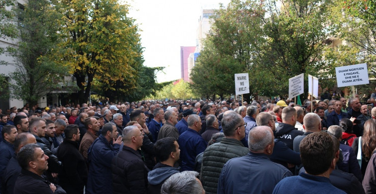 Kosova Enerji Kurumu Çalışanları Maaş Artışı İçin Gösteri Düzenledi