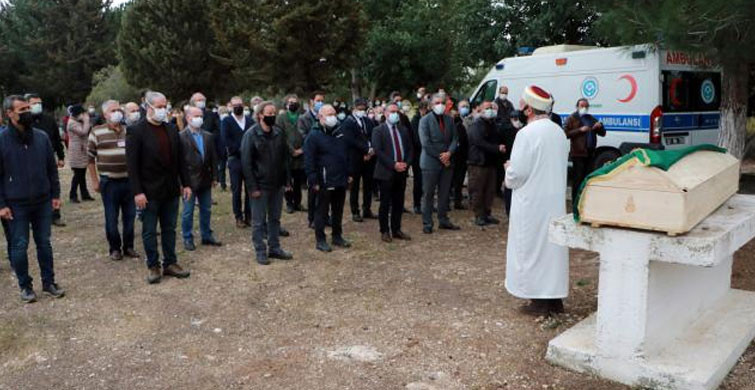 Kovıd-19'dan Ölen Doktor Babası İçin Ayrılan Mezarlığa Defnedildi