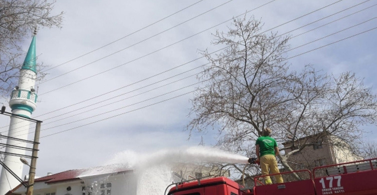Kumbağ Camiisi'nin Çatısı Yandı