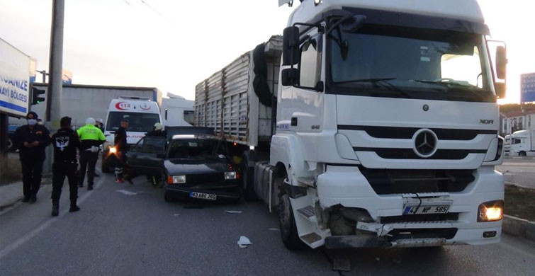 Kütahya'da Otomobil İle Tır Çarpıştı