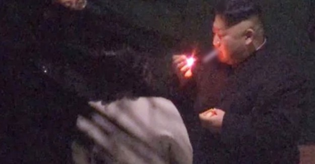 Kuzey Kore Lideri Kim Jong-Un Sigara İçerken Kameralara Yakalandı.