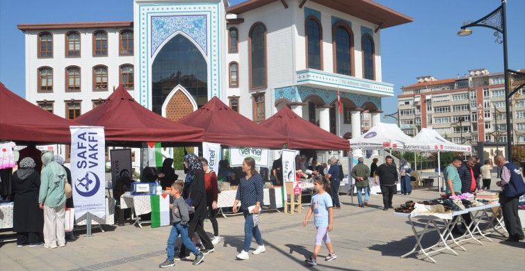 Kütahya'da Gazze'ye Destek İçin Hayır Çarşısı Açıldı