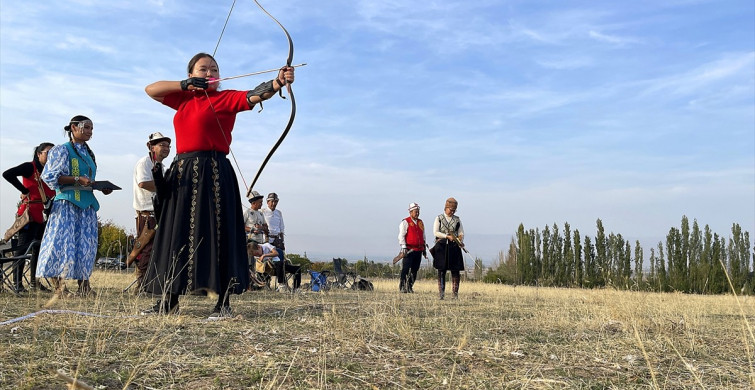 Kırgızistan'da Kadınların Okçuluk Sporuna Artan İlgi