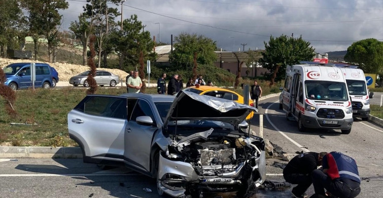 Kırklareli'nde Taksi ve Otomobil Çarpıştı: 4 Yaralı