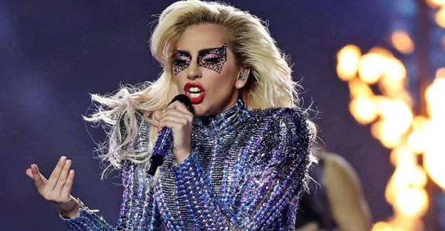 Lady Gaga Sahnede Tozu Dumana Kattı