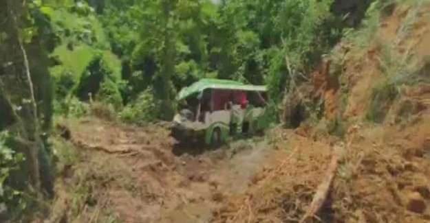 Laos'ta Otobüs Şarampole Yuvarlandı: 8 Ölü, 29 Yaralı