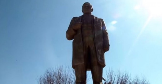 Lenin Heykeli İmamlar Tarafından Restore Ettirildi