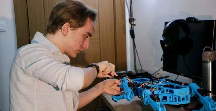 Lise Öğrencisi Genç, Robot Köpek Geliştirdi