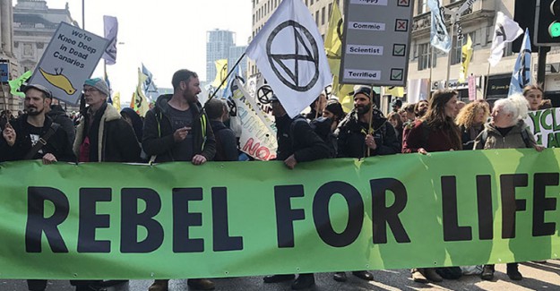 Londra'da Çevreciler İklim Değişikliğini Protesto Etti