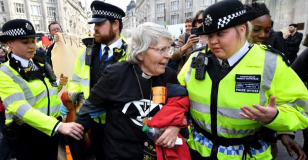 Londra'da Yokoluş Protestolarında 500 Kişi Gözaltına Alındı