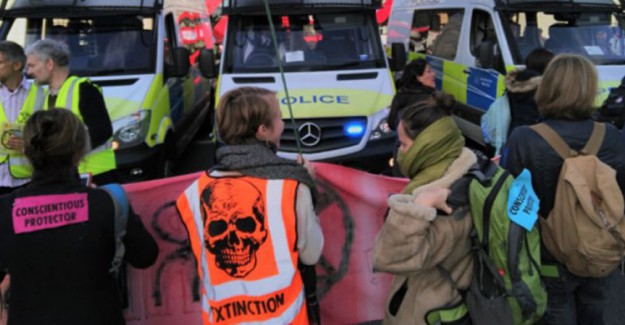 Londra'daki Çevreci İşgal Eyleminde 47 Kişi Gözaltına Alındı
