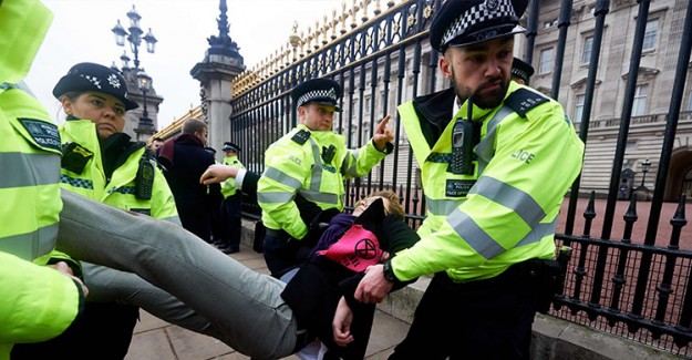 Londra'daki Çevreci İşgal Eyleminde Gözaltı Sayısı 340'a Çıktı