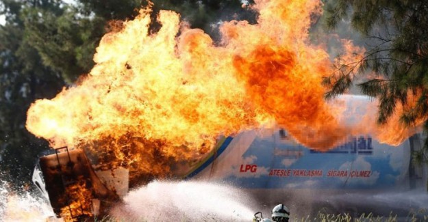 LPG Yüklü Tanker Kaza Yaptı, Yanmaya Başladı