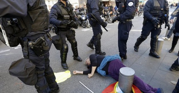 Macron'dan Polisin Şiddet Uyguladığı 73 Yaşındaki Kadına: Aklını Başına Al