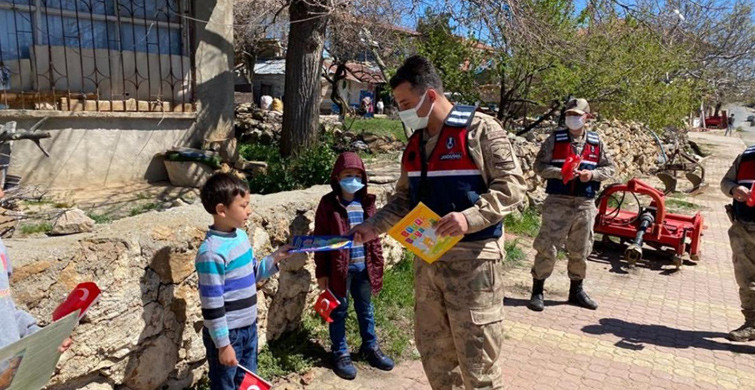 Malatya'da Jandarma Çocuklara 23 Nisan Hediyesi