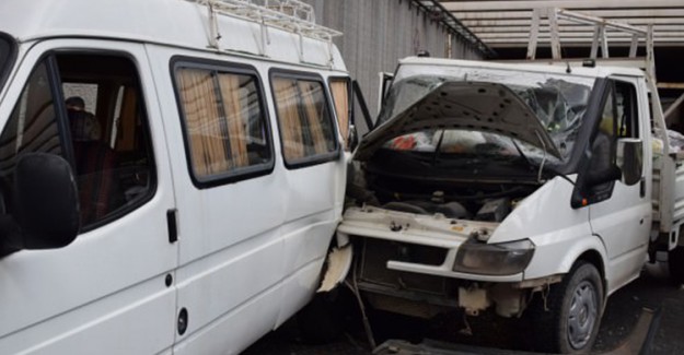 Malatya'da Kamyonetin Minibüse Çarpması Sonucunda  2 Kişi Yaralandı