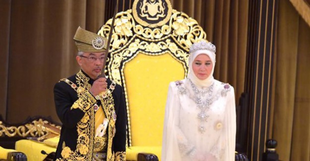 Malezya Kralı Sultan Abdullah Kraliyet Tacını Giydi