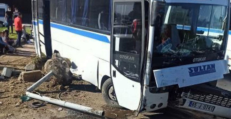 Manisa’da Kavşakta Otomobil İle İşçi Servisinin Çarpışması Sonucu 3 Kişi Yaralandı