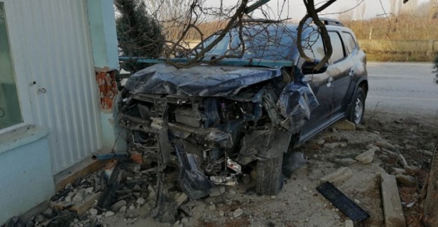 Manisa'da Otomobil Bekçi Kulübesine Çarptı: 3 Yaralı