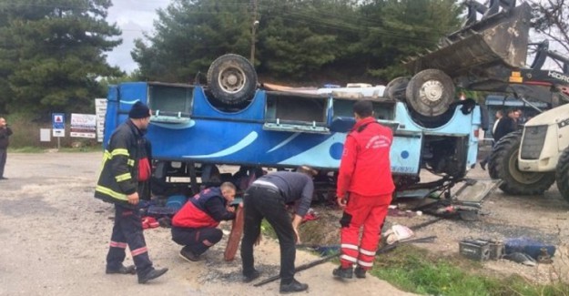 Manisa'da Tarım İşçilerini Taşıyan Midibüs Kaza Yaptı! 1 Kişi Öldü 12 Kişi Yaralandı