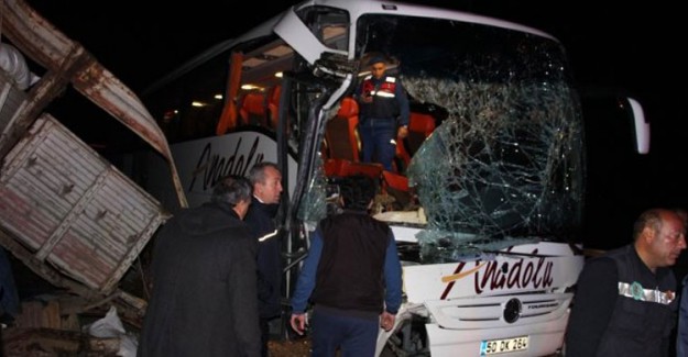 Manisa'nın Kula İlçesinde Yolcu Otobüsü TIR'a Çarptı! 2'si Ağır 20 Yaralı Var