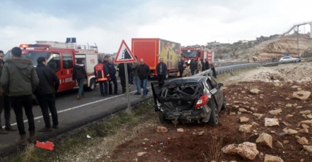 Mardin'de Kamyonet Ve Otomobil Çarpıştı! 4 Yaralı
