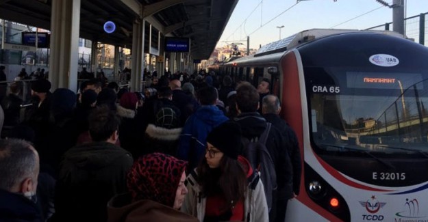 Marmaray'da Seferler Yeniden Başladı, Yolcular Yolda Kaldı