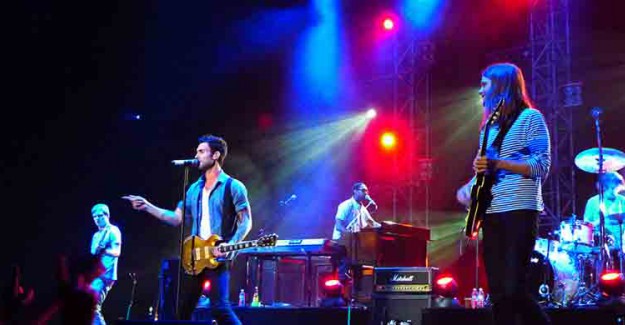 Maroon 5 Konserinin İptali İçin İmza Topladılar!