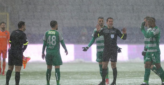 Medipol Başakşehir - Bursaspor Maçı Yoğun Kar Yağışı Sebebiyle Tamamlanamadı 