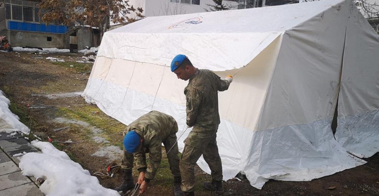 Mehmetçik deprem bölgesinde: 59 bin çadır kurdu