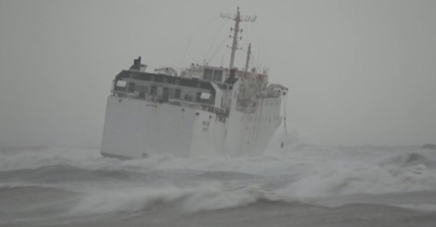 Mersin'de Fırtına Sebebiyle Ticari Gemi Karaya Oturdu
