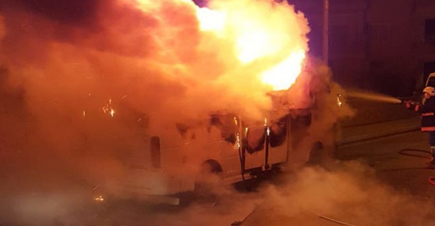 Mersin'de Park Halindeki Yolcu Minibüsü Alev Alev Yandı